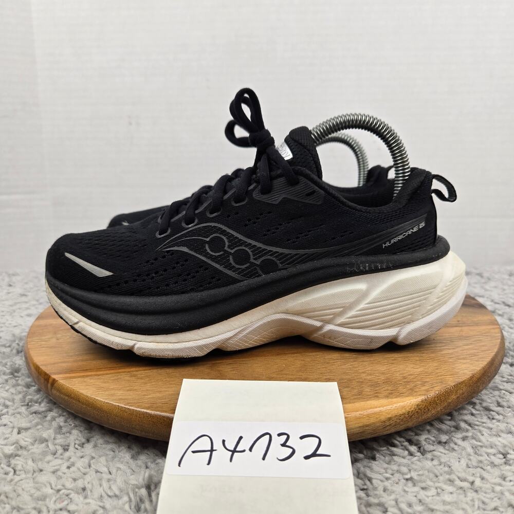 Saucony Womens 7 Hurricane 25 Black White Athletic Gym Daily Road Running Shoe